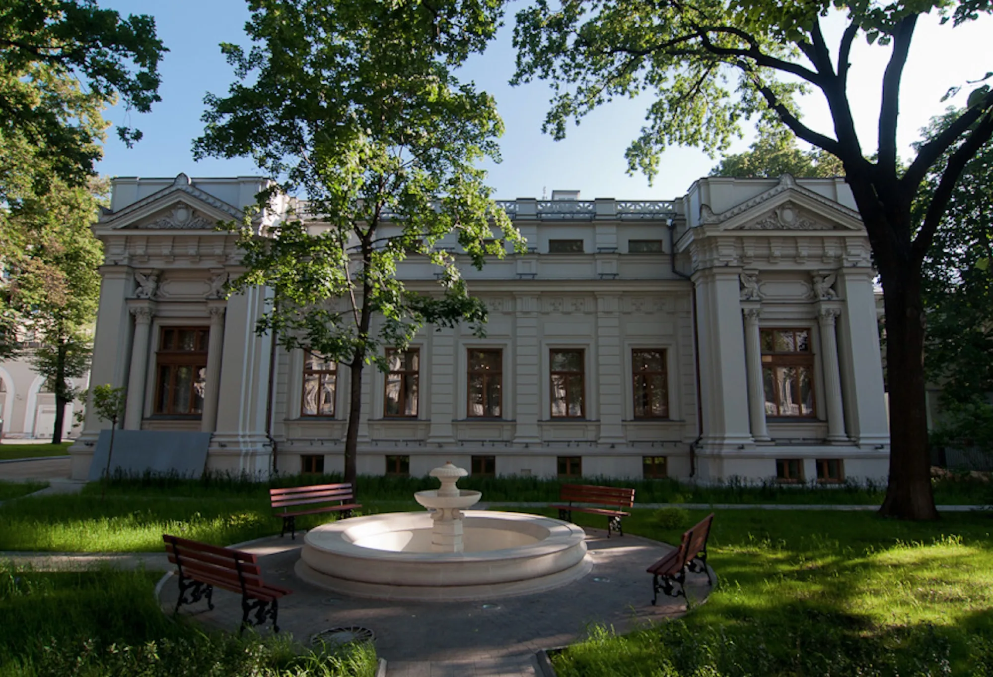 ОКН Ансамбль, 1895–1899 гг.: модернизация зала заседаний